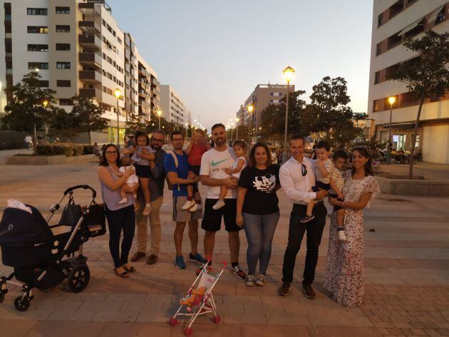 Familias con niños en el bulevar.