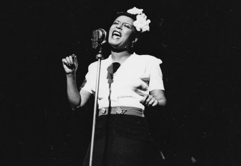Billie Holiday, con sus gardenias blancas en la cabeza, durante una actuación en 1950