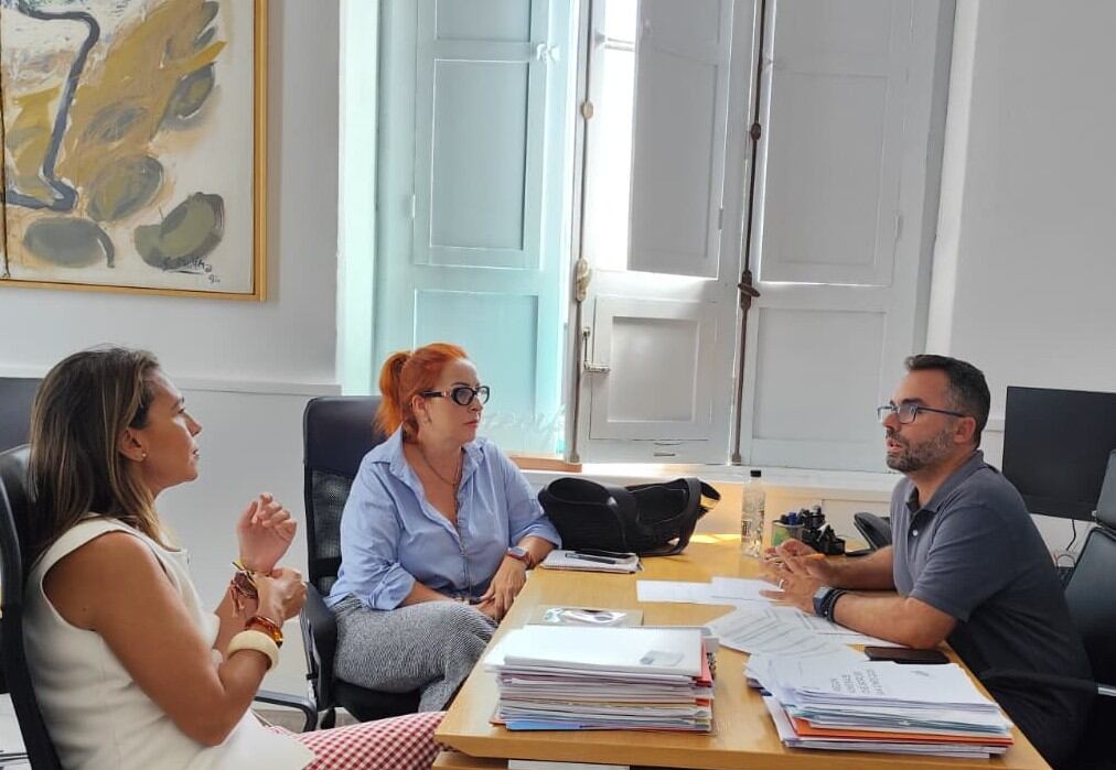 Echedey Eugenio y Maite Corujo con la representante de la Asociación Provincial de Industriales Feriantes de Las Palmas.