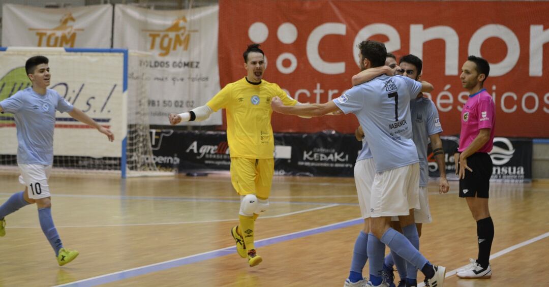 Los jugadores del Santiago Futsal celebran el gol marcado por Zequi desde media pista