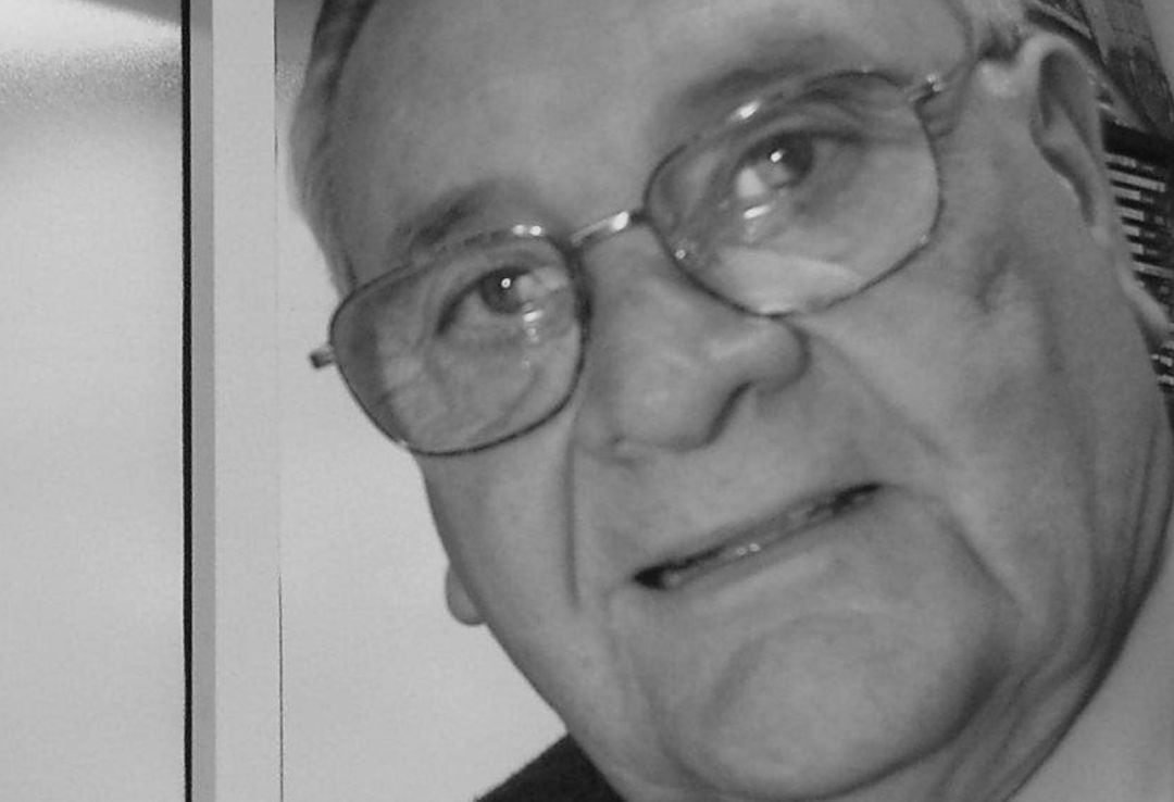 Indalecio Morales delante de un micrófono.