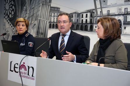 El portavoz municipal, la mayor de la Policía Local y la concejala de Servicios Sociales han presentado la campaña