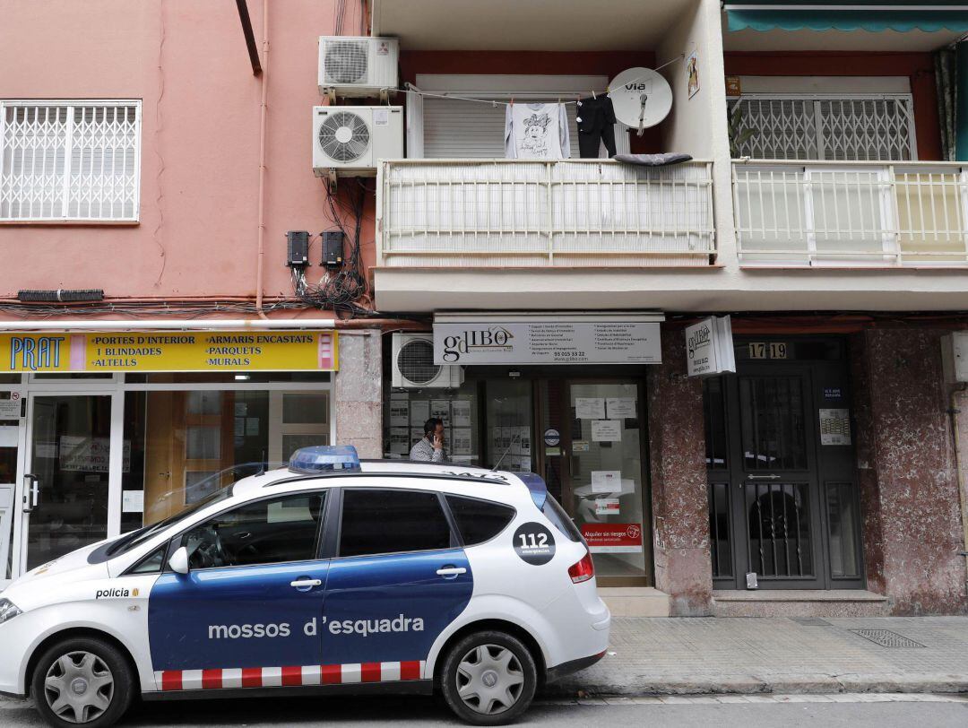 Un vehículo de los Mossos d'Esquadra ante el edificio en el que un hombre de 44 años de edad ha matado a su pareja sentimental, una mujer de 36 años
