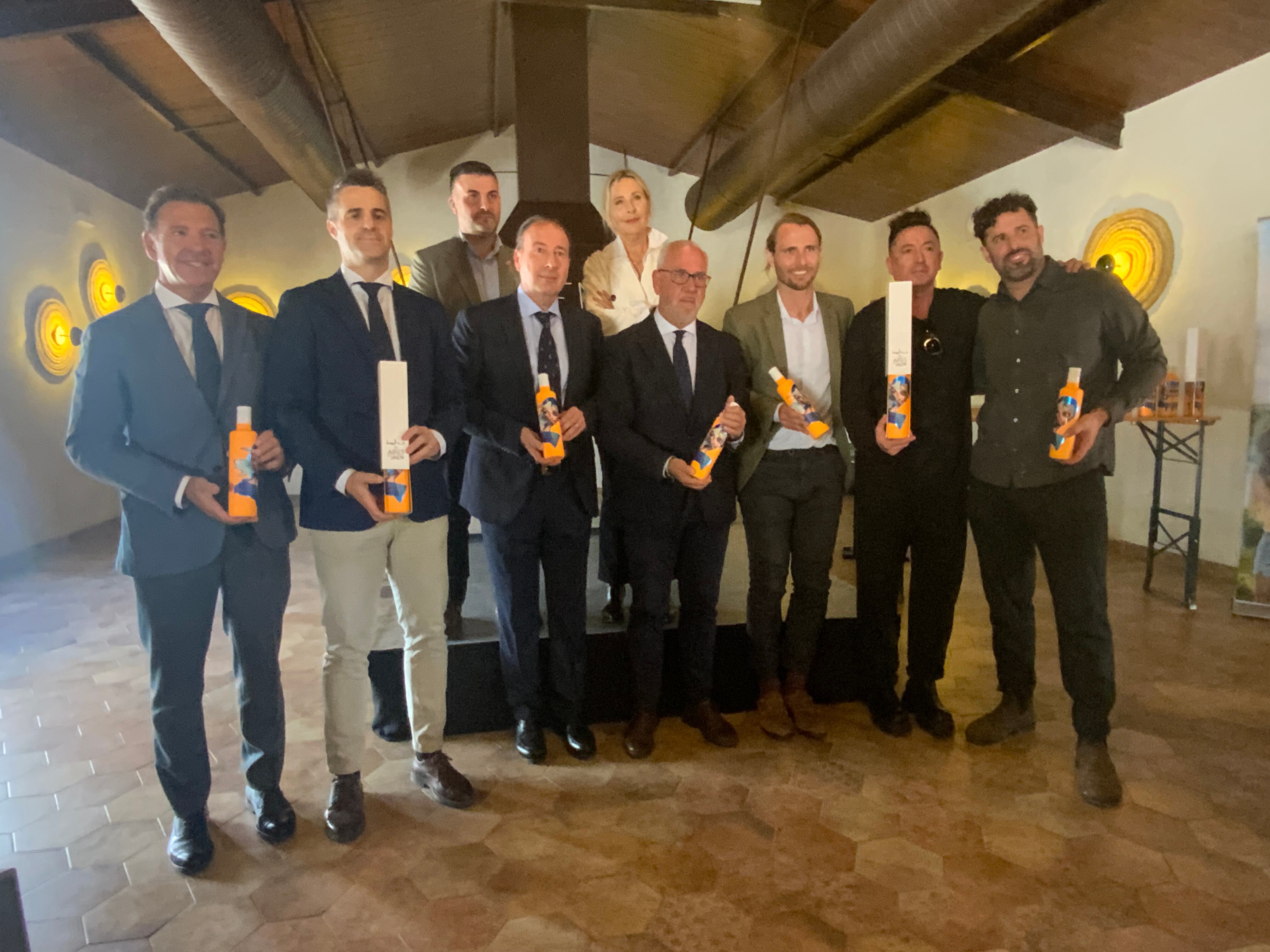 Autoridades, responsables de Aires de Jaén y artistas posan con las botellas 'Aove by Belin'.