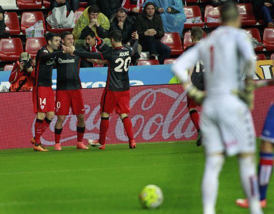 GRA277. GIJÓN, 06/03/2016.- El defensa del Athletic Óscar de Marcos (2i) celebra con sus compañeros, el gol marcado ante el Sporting de Gijón, el segundo del equipo, durante el partido de la jornada vigésima octava de Liga de Primera División celebrado en