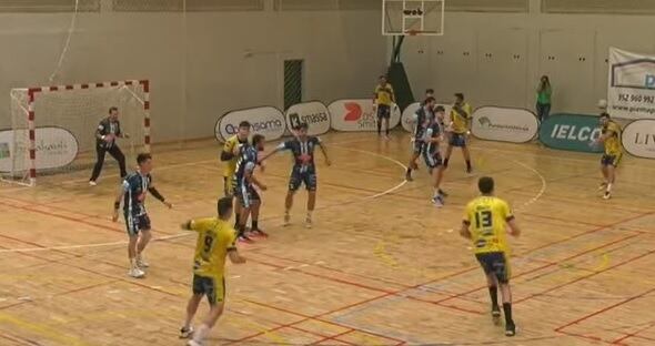 Imagen de un lance de juego en Los Olivos entre Málaga y Tubos Aranda