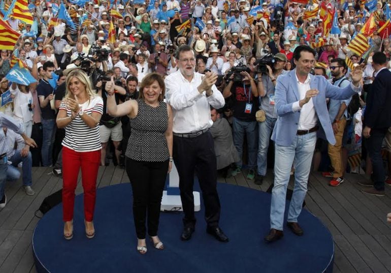 Mariano Rajoy, junto a la presidenta del PP Isabel Bonig, la secretaria general Eva Ortiz y el presidente provincial de Valencia Vicente Betoret, en el mitin de cierre de campaña en el parque de Cabecera.