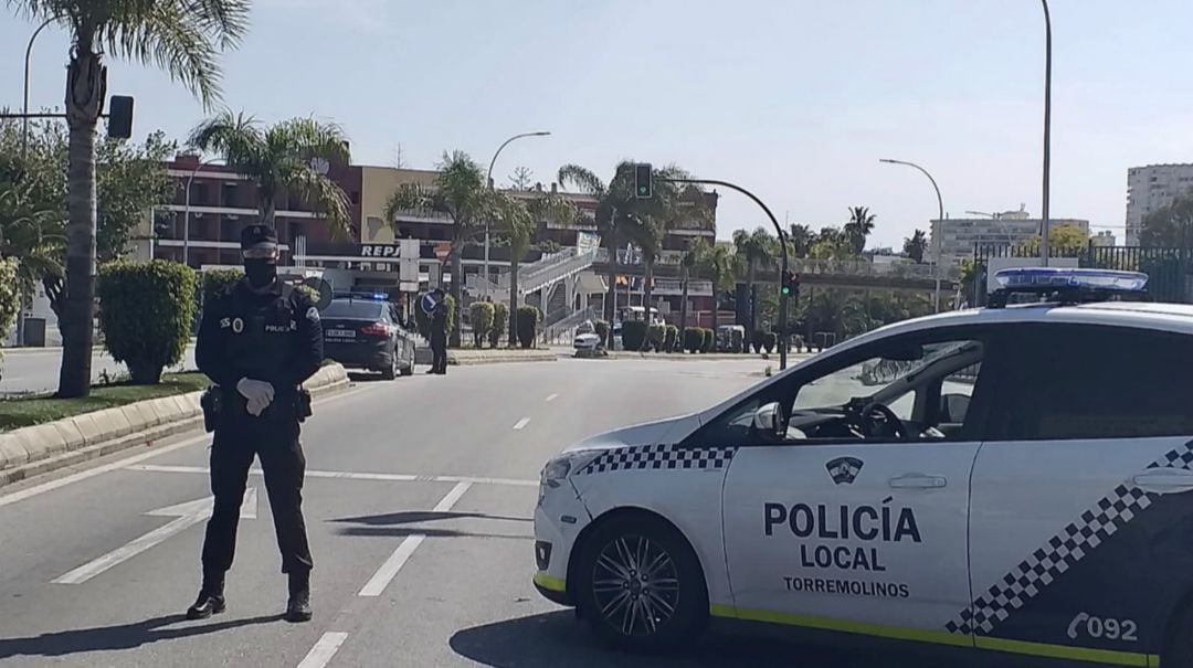 Policías locales de Torremolinos controlan los accesos al municipio