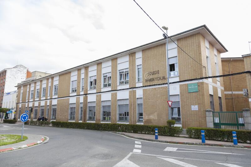 Fachada principal del Colegio Público Ramón y Cajal