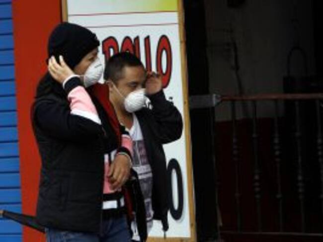 Residents wear masks to protect themselves from ash after the Turrialba volcano erupted early Frday in San Jose, Costa Rica May 20, 2016. REUTERS/Juan Carlos Ulate
