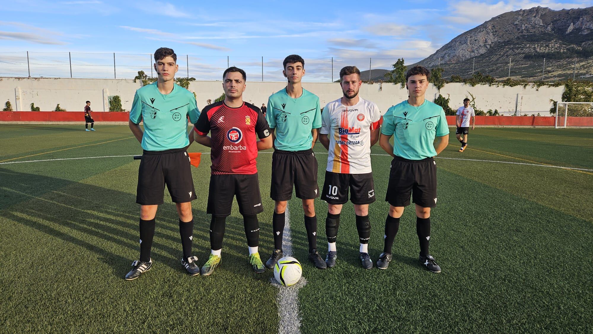 Trío arbitral y capitanes tras el sorteo inicial