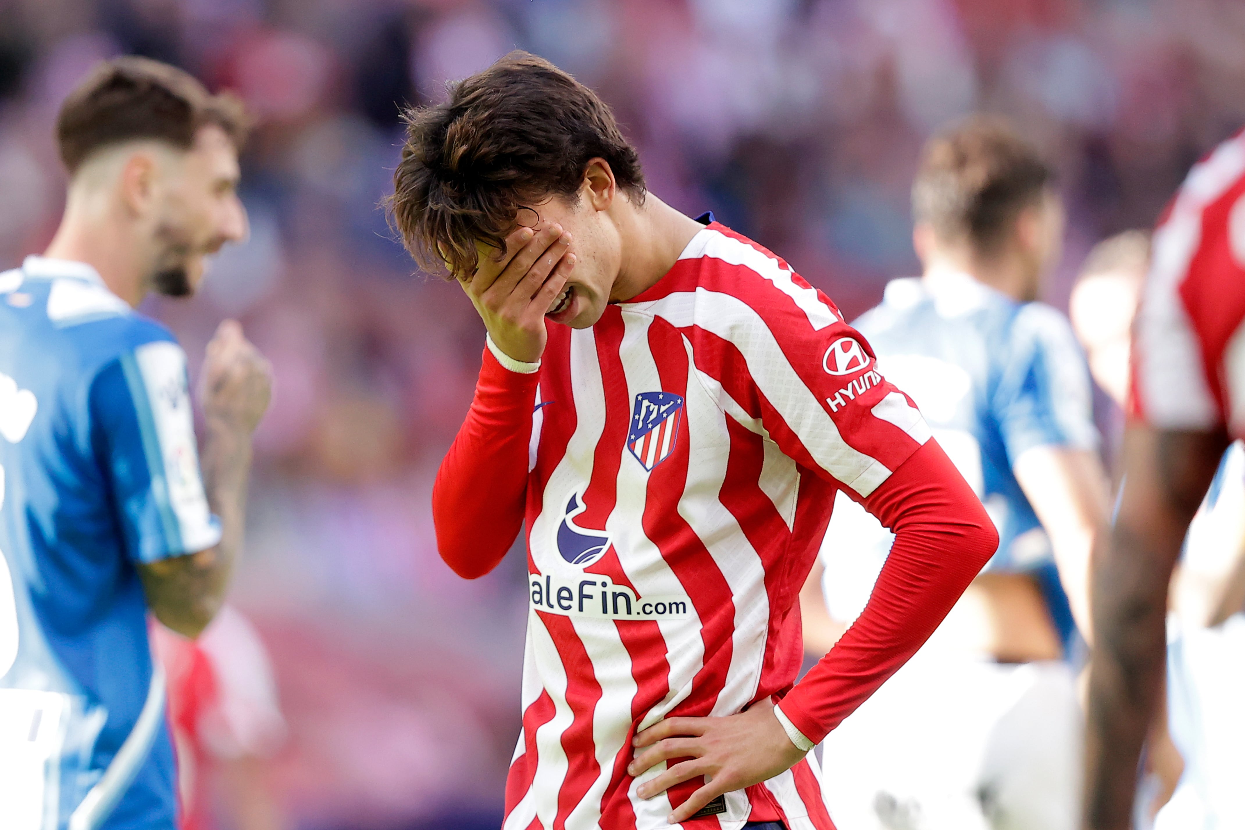 Joao Félix, con una mano en la cara en el Metropolitano