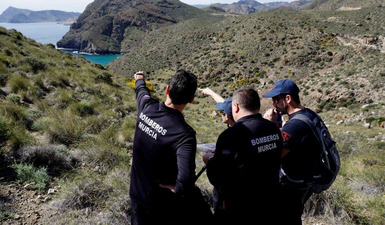 Un grupo de bomberos voluntarios de Murcia se ha incorporado hoy el operativo de búsqueda de Gabriel Cruz.