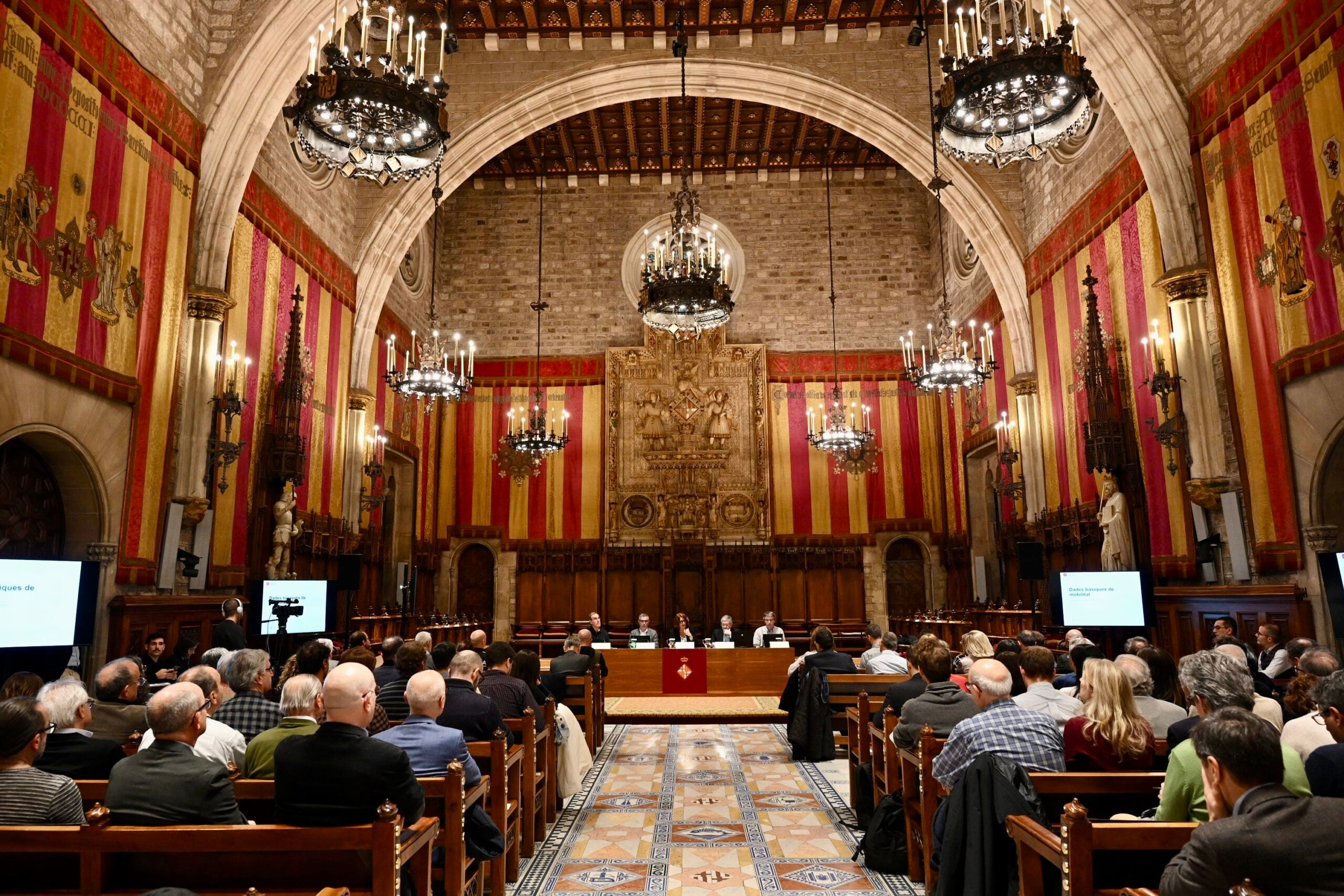 Imatge del plenari del Pacte per la Mobilitat al Saló de Cent de l'Ajuntament de Barcelona.