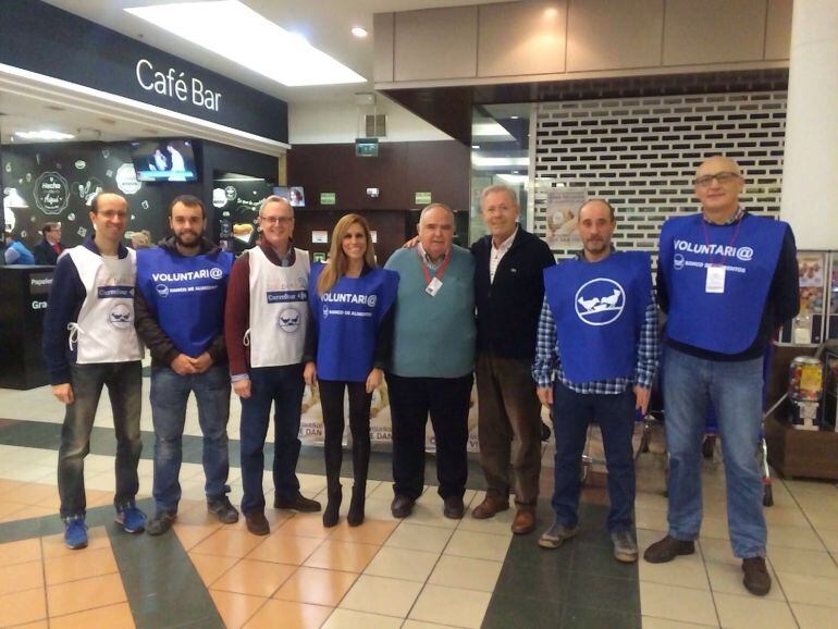 José Ignacio Alfaro, presidente de Banco de Alimentos de Zaragoza con algunos voluntarios