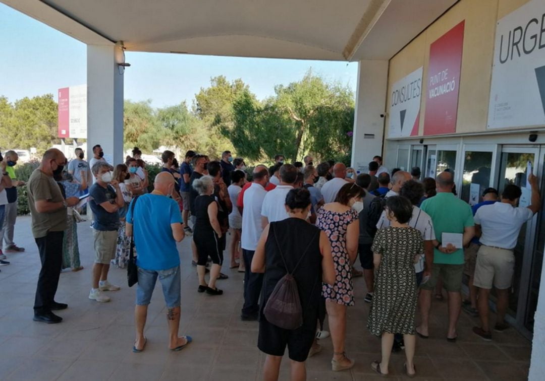 Colas para vacunarse en Formentera