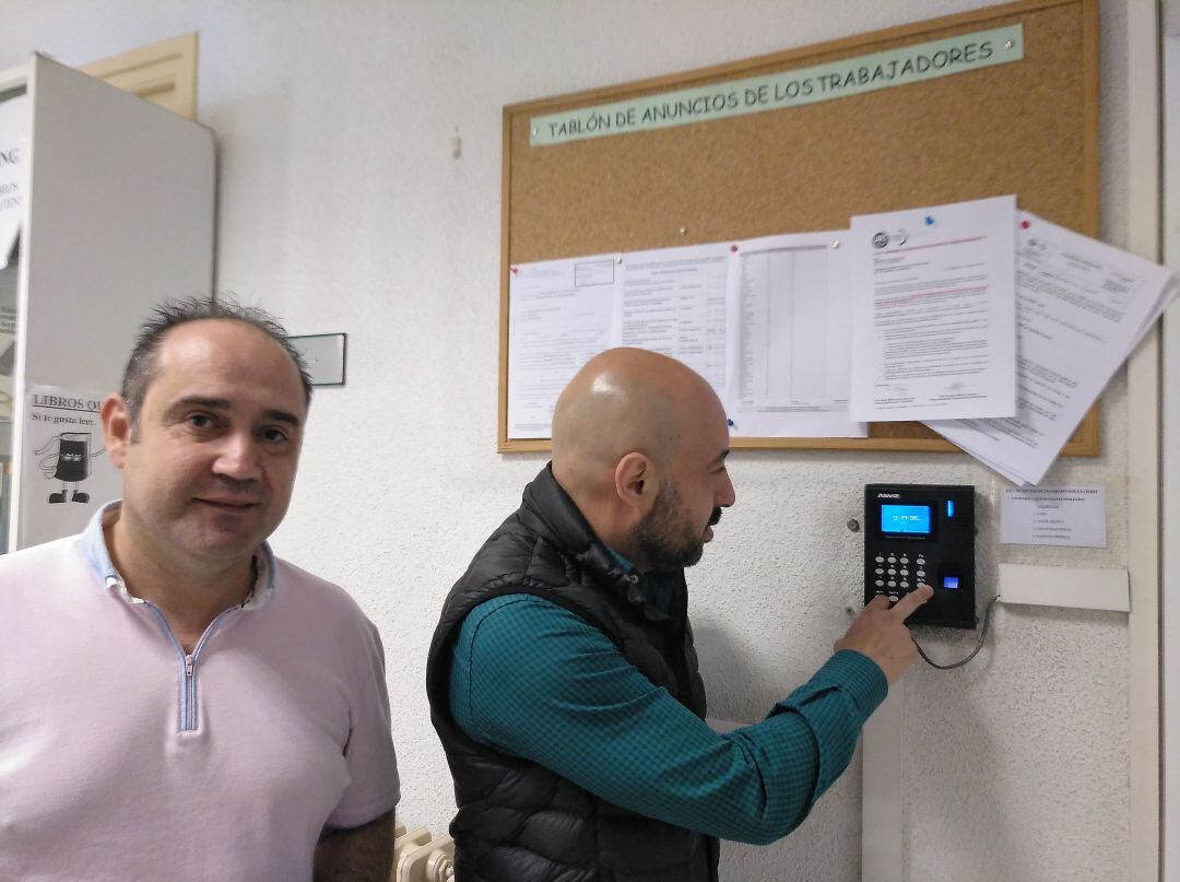 Registro horario de los trabajadores de la sede de UGT de Valladolid, con Óscar Lobo junto al dispositivo