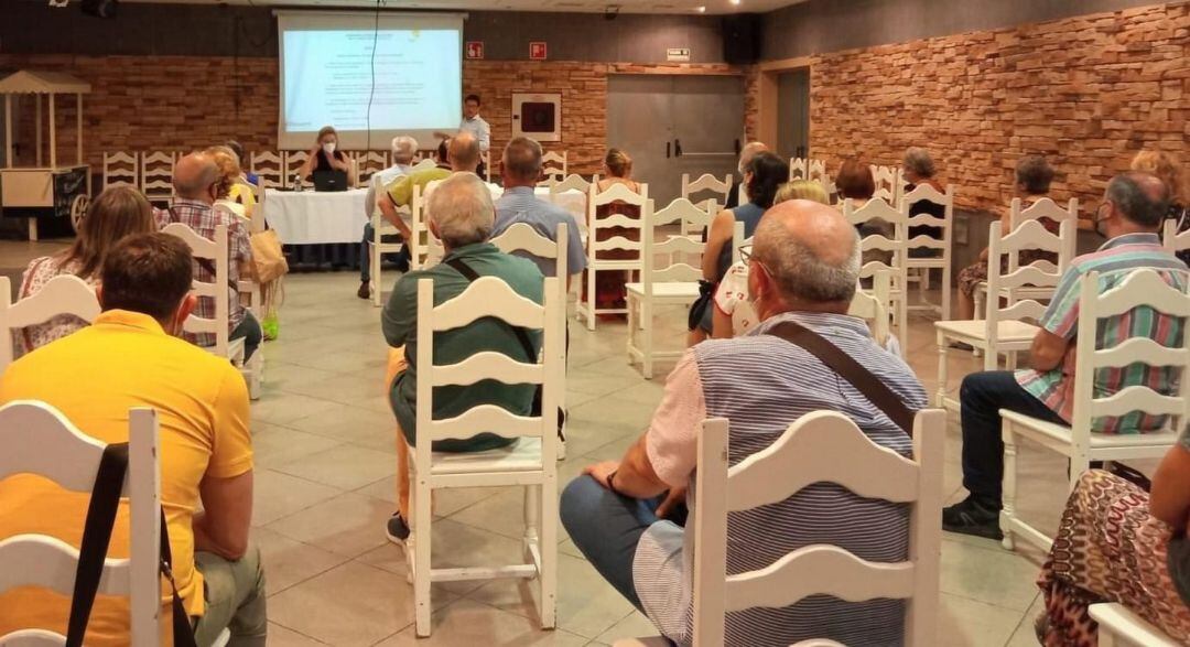 Asamblea de vecinos y comerciantes convocada por el PP el pasado verano para analizar la ordenanza de peatonalización