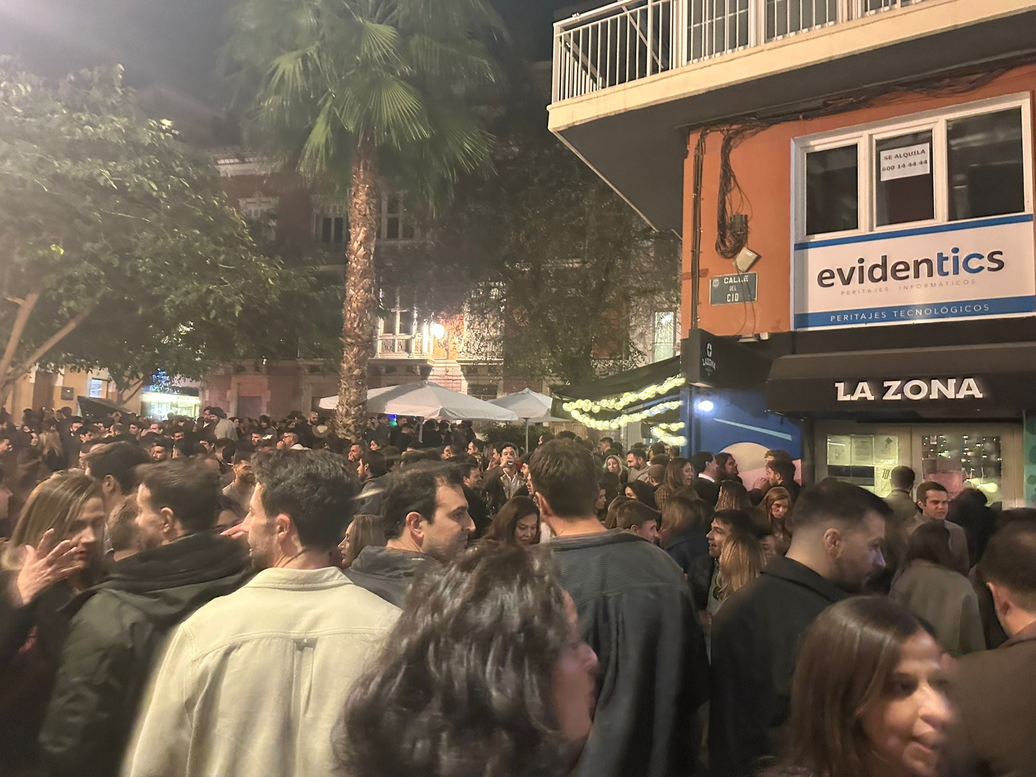 Aglomeración de personas en el entorno de la plaza Doctor Balmis