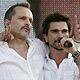Miguel Bosé junto a Juanes durante el concierto.