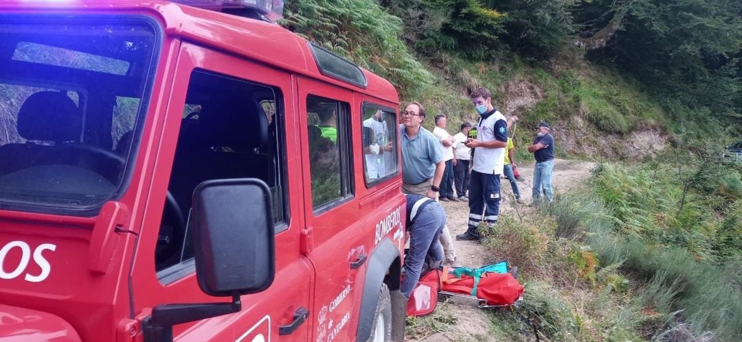 Heridos graves dos jóvenes al salirse su todoterreno de una pista forestal de Liébana y caer por un terraplén