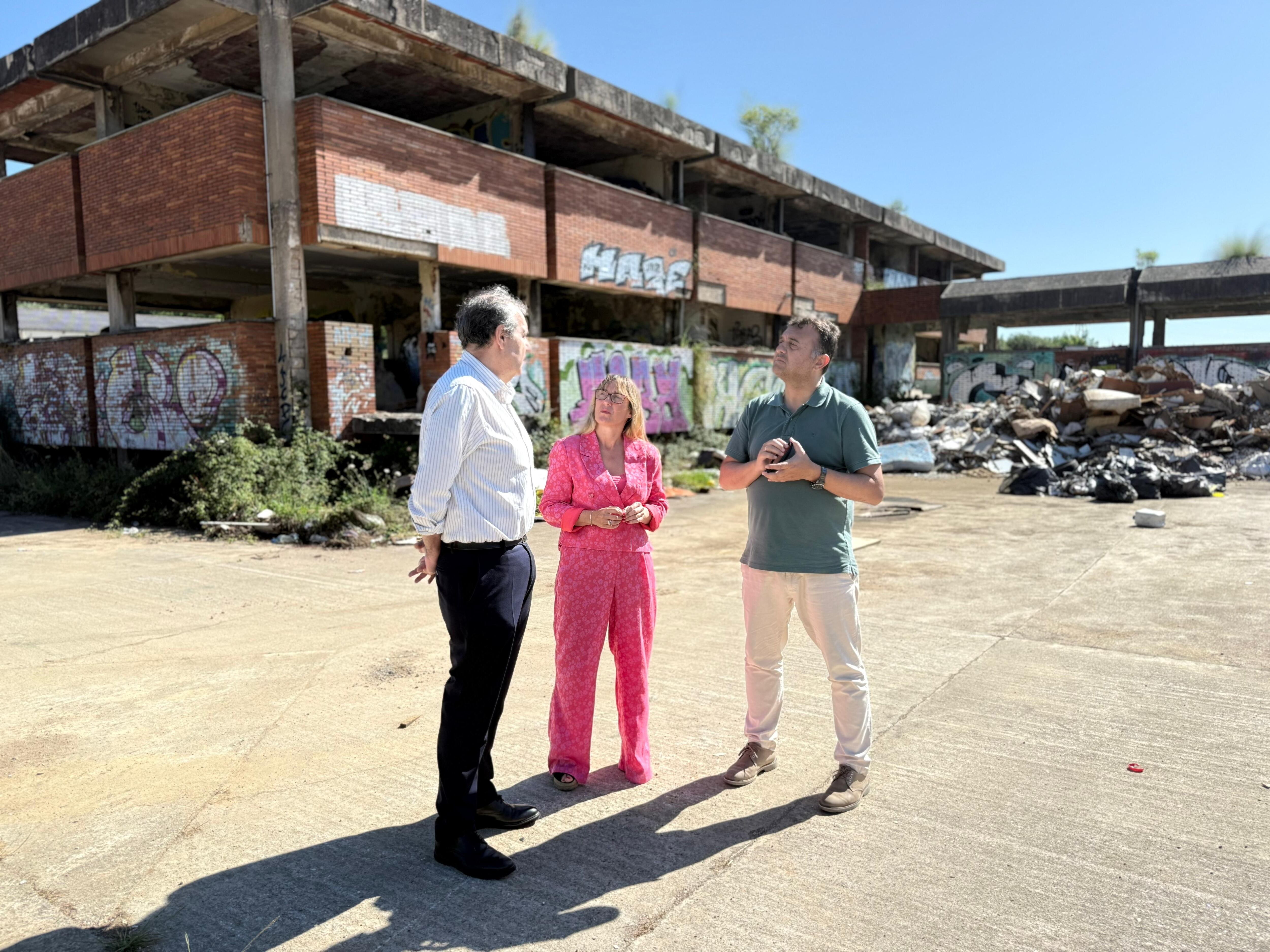 La delegada del Gobierno en Cantabria, Eugenia Gómez de Diego, durante una visita a la zona junto al alcalde del municipio, Pedro Pérez Ferradas, y el jefe de la Demarcación de Costas en Cantabria, José Antonio Osorio.