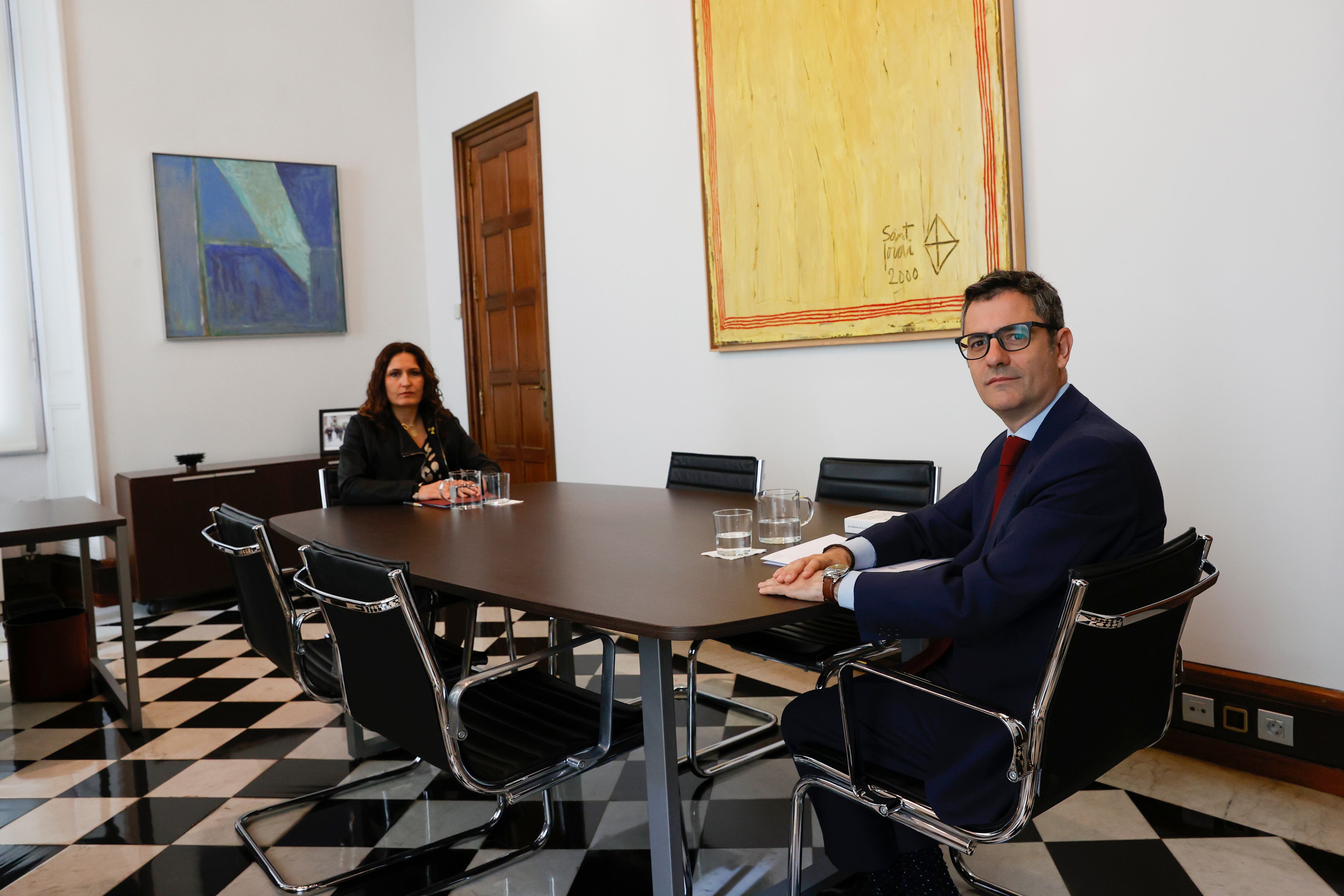 El ministro de la Presidencia, Félix Bolaños, y la consellera de la Presidencia, Laura Vilagrà, posan en el ámbito de su reunión este domingo en Barcelona, en un momento de turbulencias en las relaciones entre el Gobierno y la Generalitat a raíz de la denuncia de espionaje a independentistas.