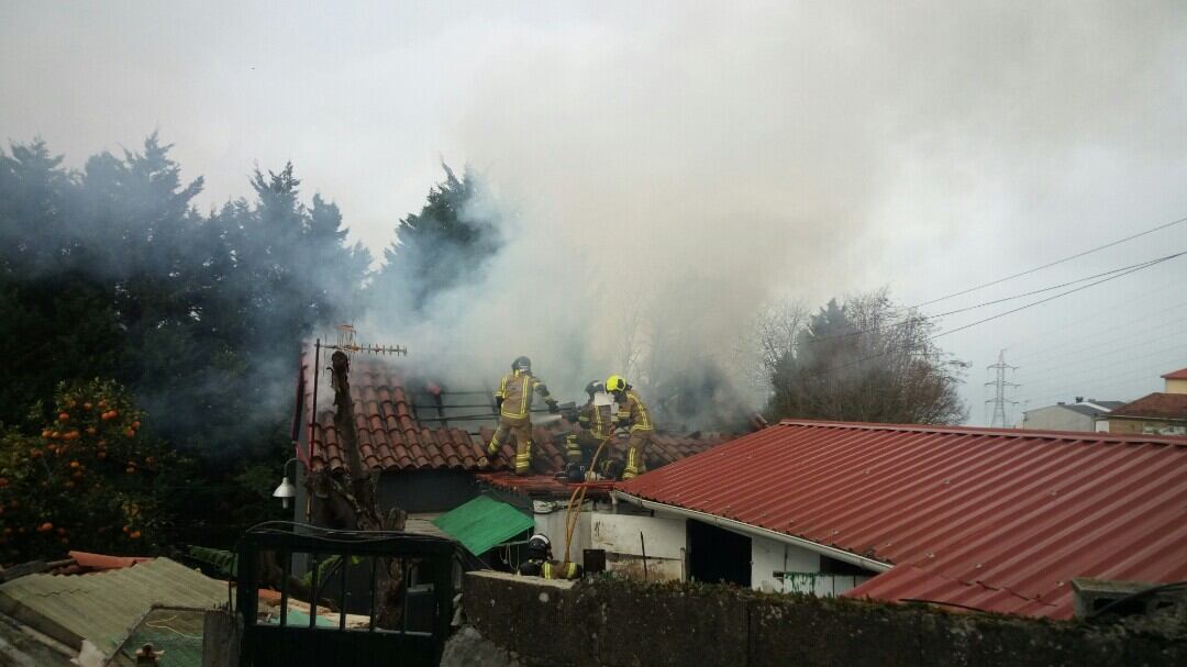 Los bomberos sofocando el fuego