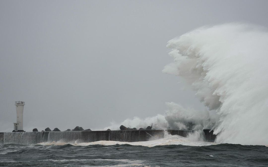 Enormes olas golpean el puerto de la localidad de Kiho, en la prefectura de Mie, en Japón.