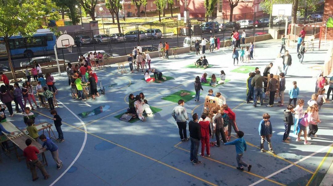 Niños y niñas en el patio del colegio.