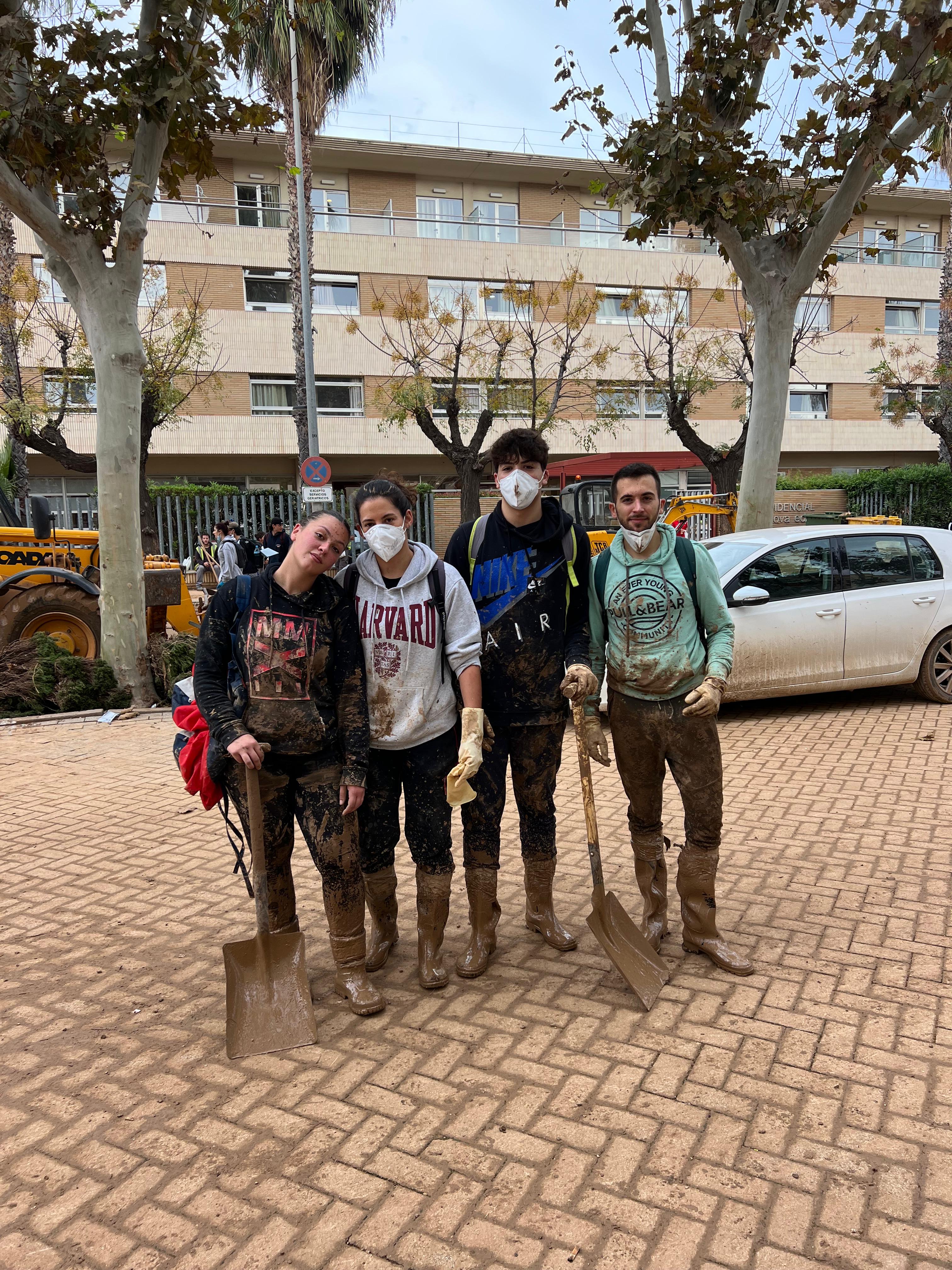 Lydia Sempere ayudando a los afectados por la DANA