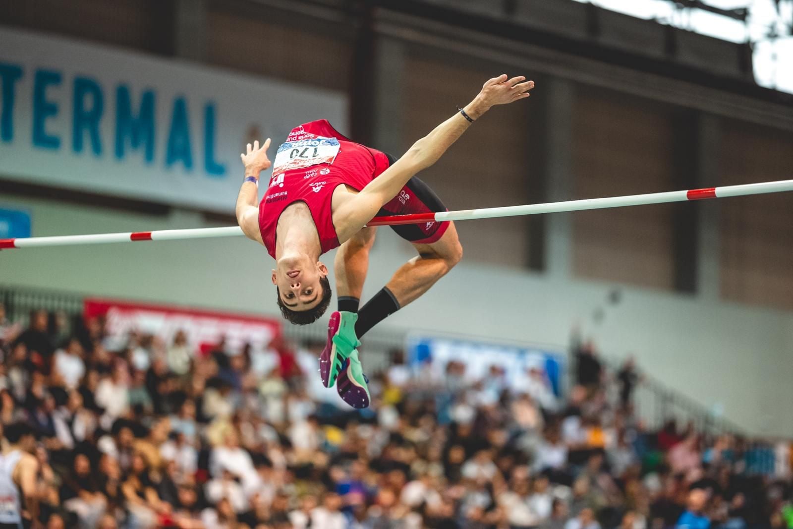 Nacho Bernardo (Atletismo Numantino) supera el listón para ser finalmente plata.