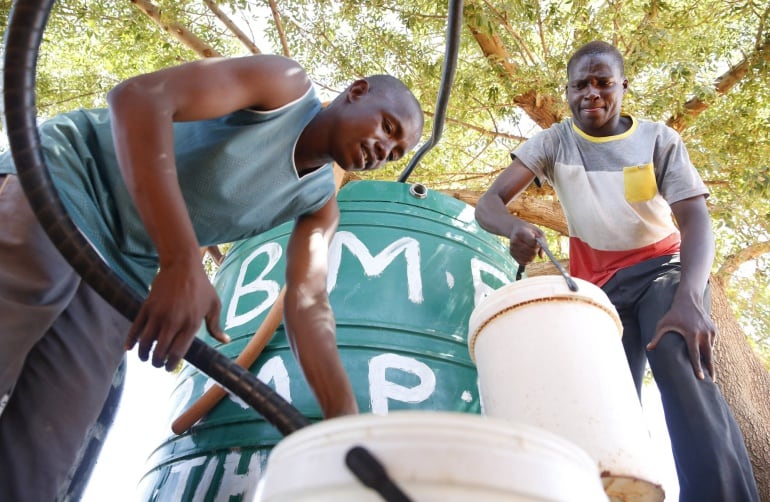 Una escena habitual en zonas rurales del continente africano, donde muchos jóvenes son los encargados de recoger agua en pozos comunes a kilómetros de distancia de sus hogares