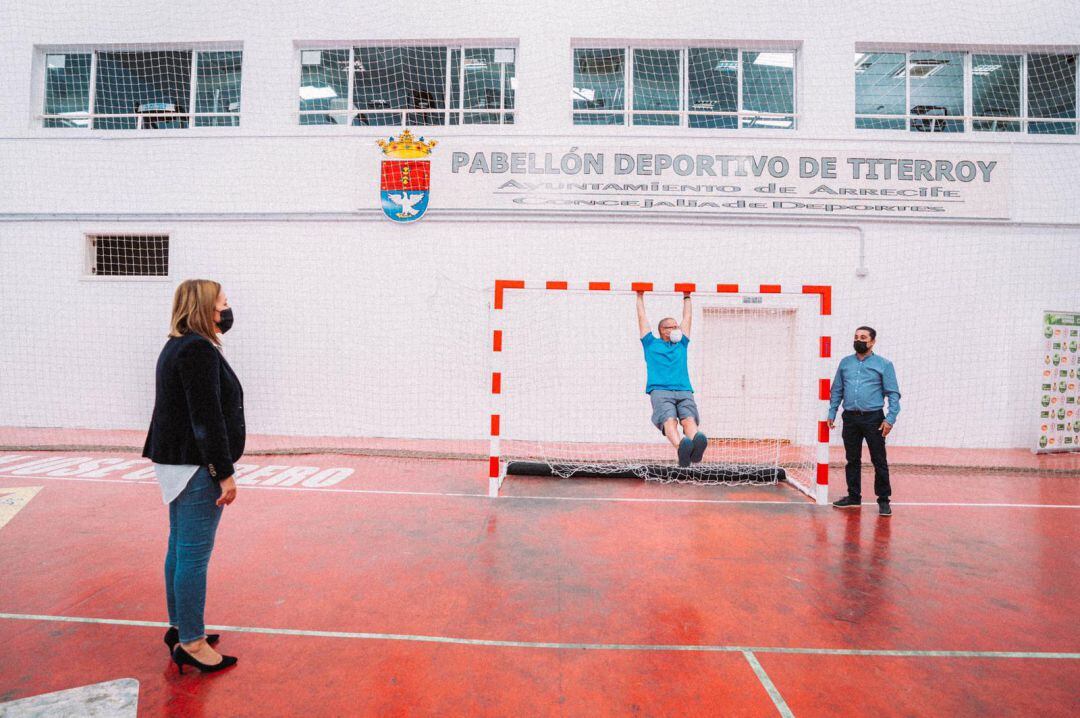 La alcaldesa de Arrecife, Ástrid Pérez, junto al concejal de Deportes, Roy González, en el pabellón de Titerroy.