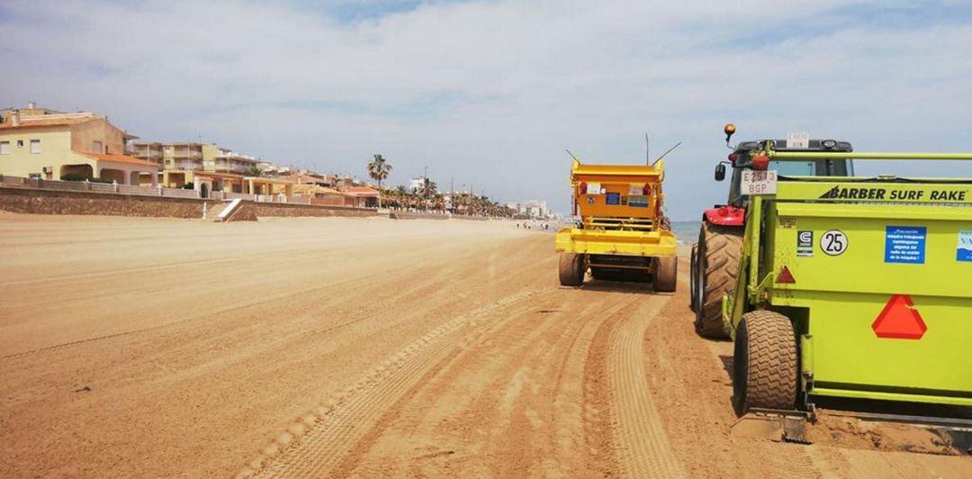 Limpieza de la playa de Miramar