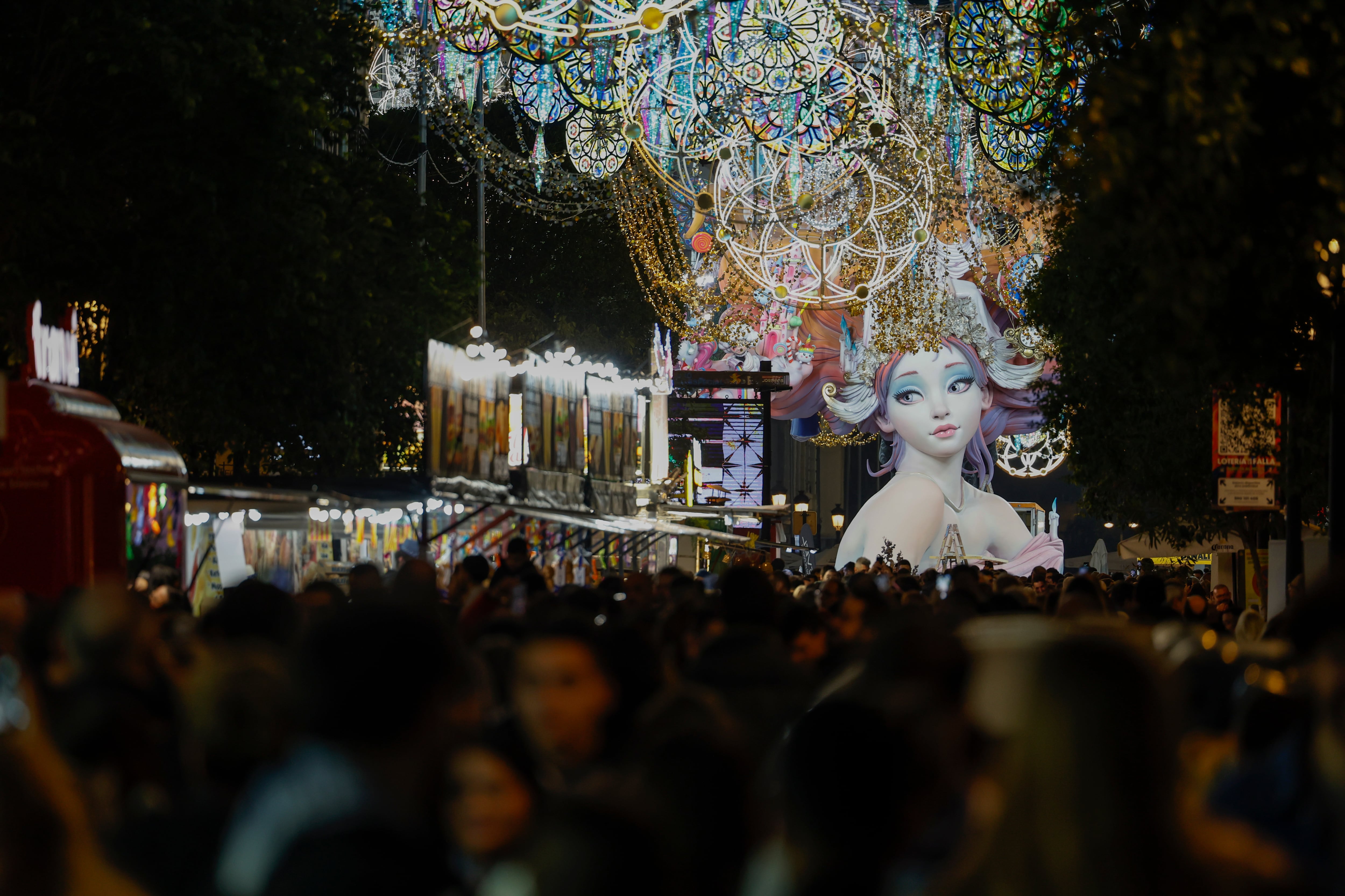  Un gran número de personas recorre los alrededores de la falla de Sueca-Literato Azorín durante estas Fallas. 