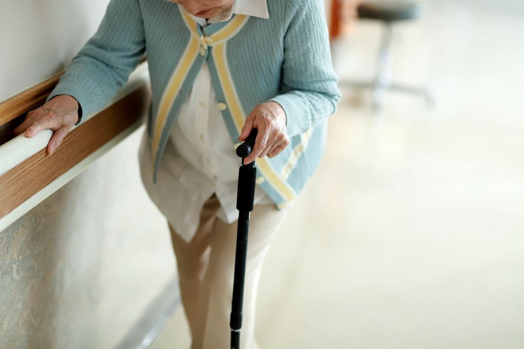 Una mujer camino con bastón en una residencia de ancianos. (Archivo)