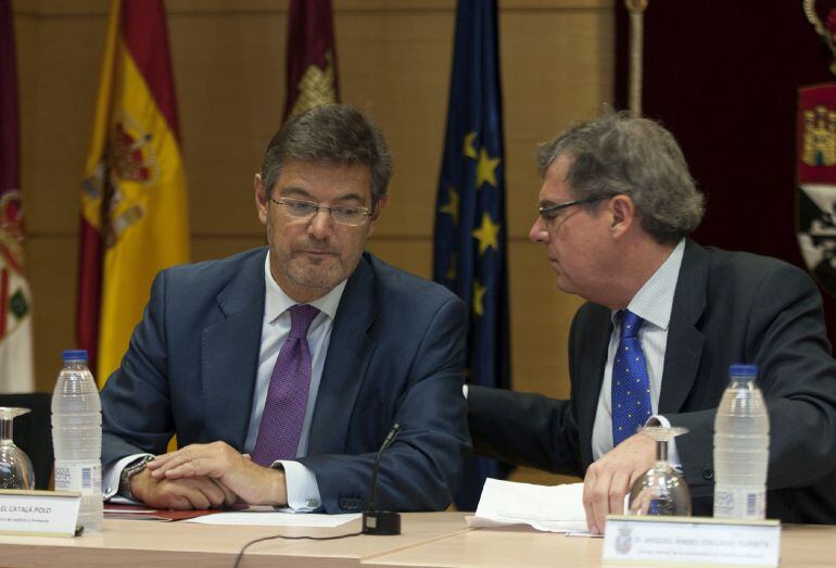 El rector de la Universidad de Castilla-La Mancha en la inauguración de la III edición del Máster en Acceso a la Abogacía junto al ministro de Justicia de España en funciones, Rafael Catalá