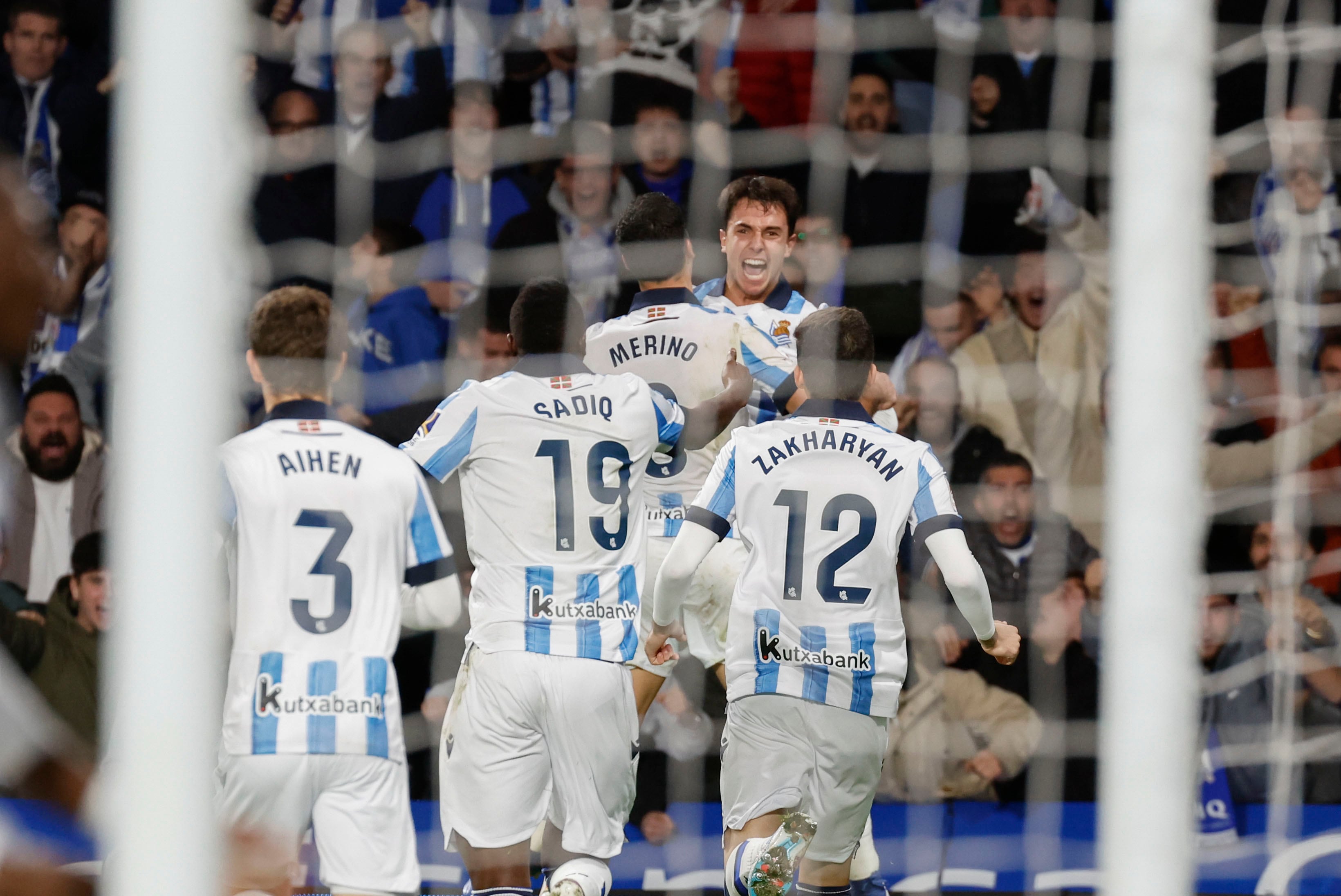 SAN SEBASTIÁN, 02/01/2024.- Los jugadores de la Real Sociedad celebran el primer gol del equipo donostiarra durante el encuentro correspondiente a la jornada 19 de Laliga EA Sports que disputan hoy martes Real Sociedad y Alavés en el Reale Arena de San Sebastián. EFE / Juan Herrero.
