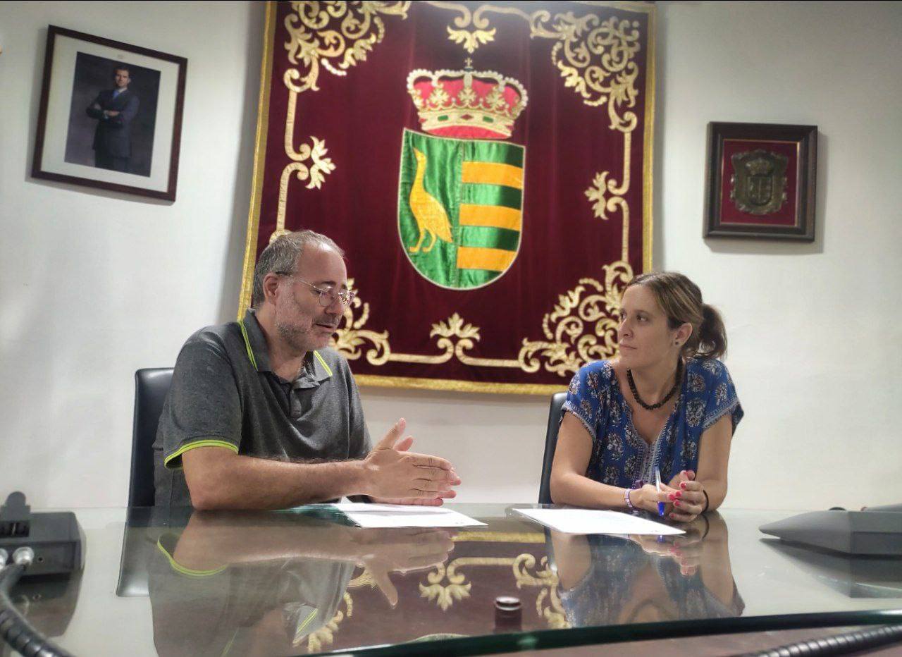 El presidente de la FRAVM, Quique Villalobos, junto a la concejala de Participación Ciudadana del Ayuntamiento de Parla, Carolina Cordero