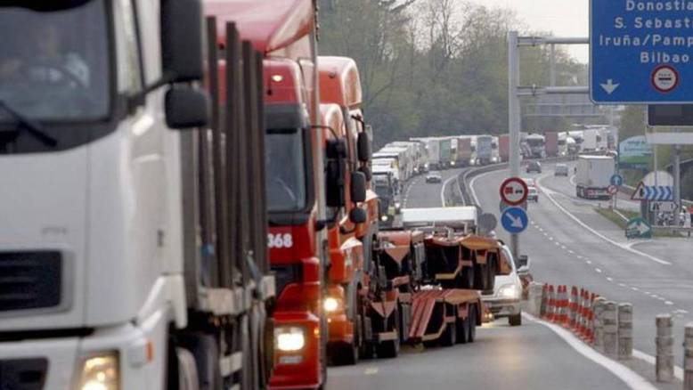 Las retenciones alcanzan ya los 7 kilómetros en sentido Francia.