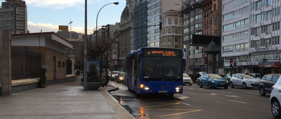 Autobús metropolitano en una parada de A Coruña