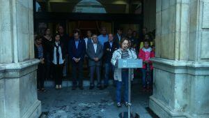 Begoña Piñero, Presidenta de la Tertulia Feminista les Comadres, durante el acto, flanqueada por miembros de la corporación municipal.