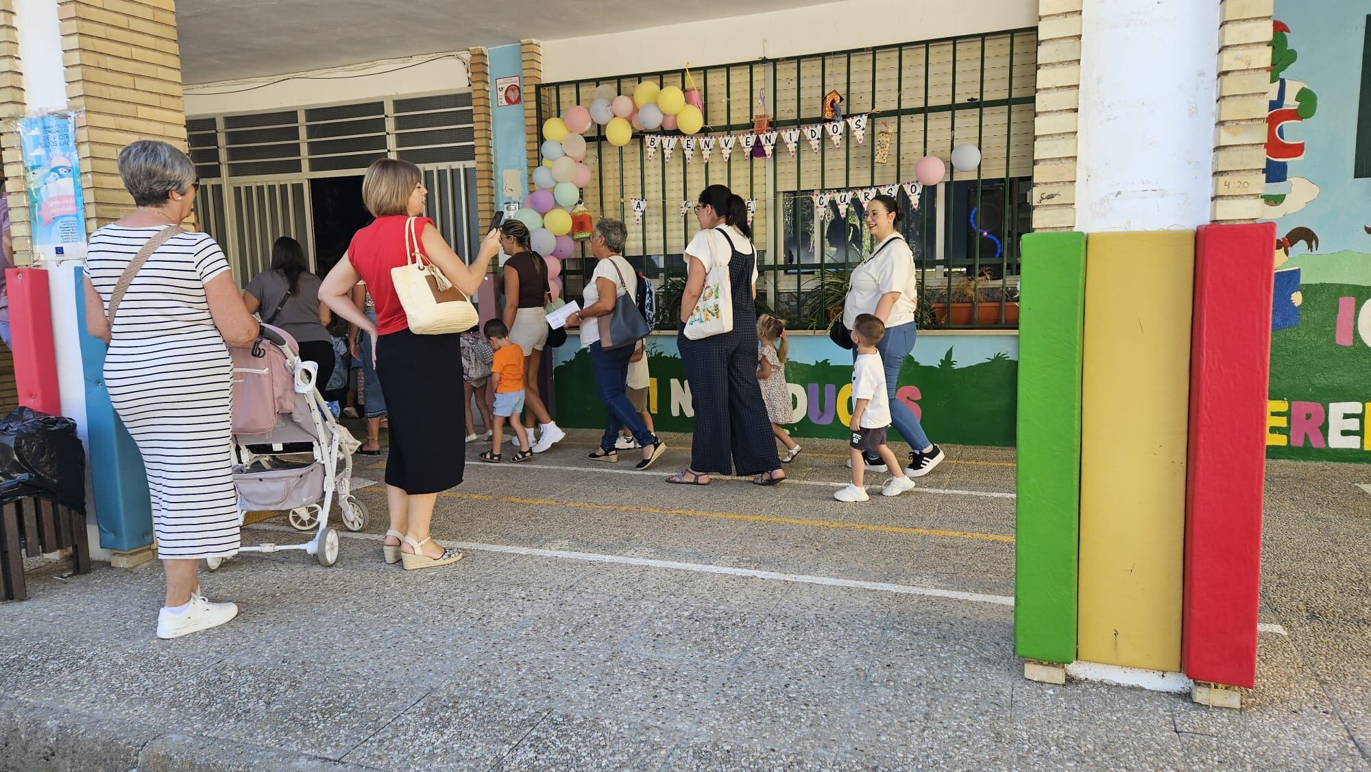 Entrada de niños y niñas de 3 años en la E.E.I. Soriano Serrano