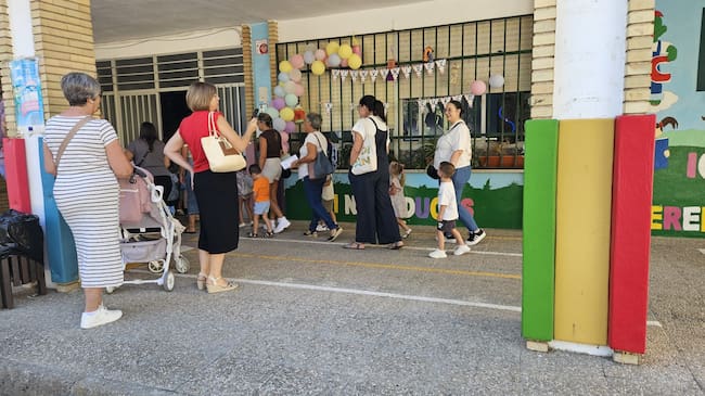 Entrada de niños y niñas de 3 años en la E.E.I. Soriano Serrano