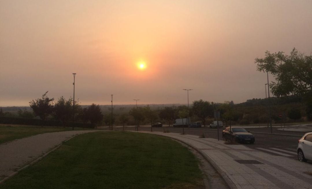 Humo en Badajoz por el incendio forestal de Portugal