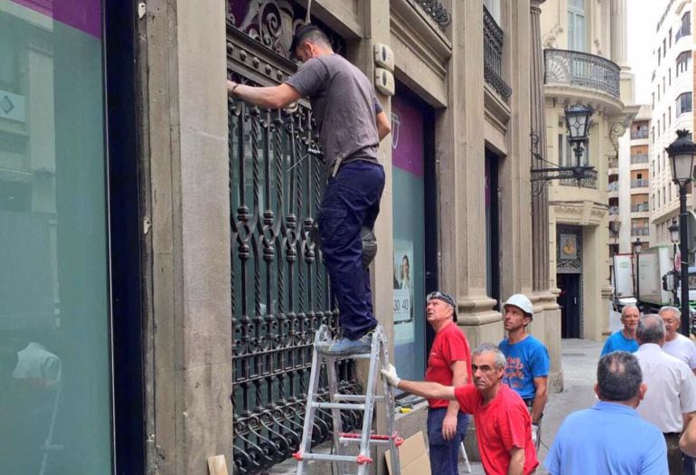 Colocación de las rejas en el edificio de la antigua Caja de Ahorros de Valencia