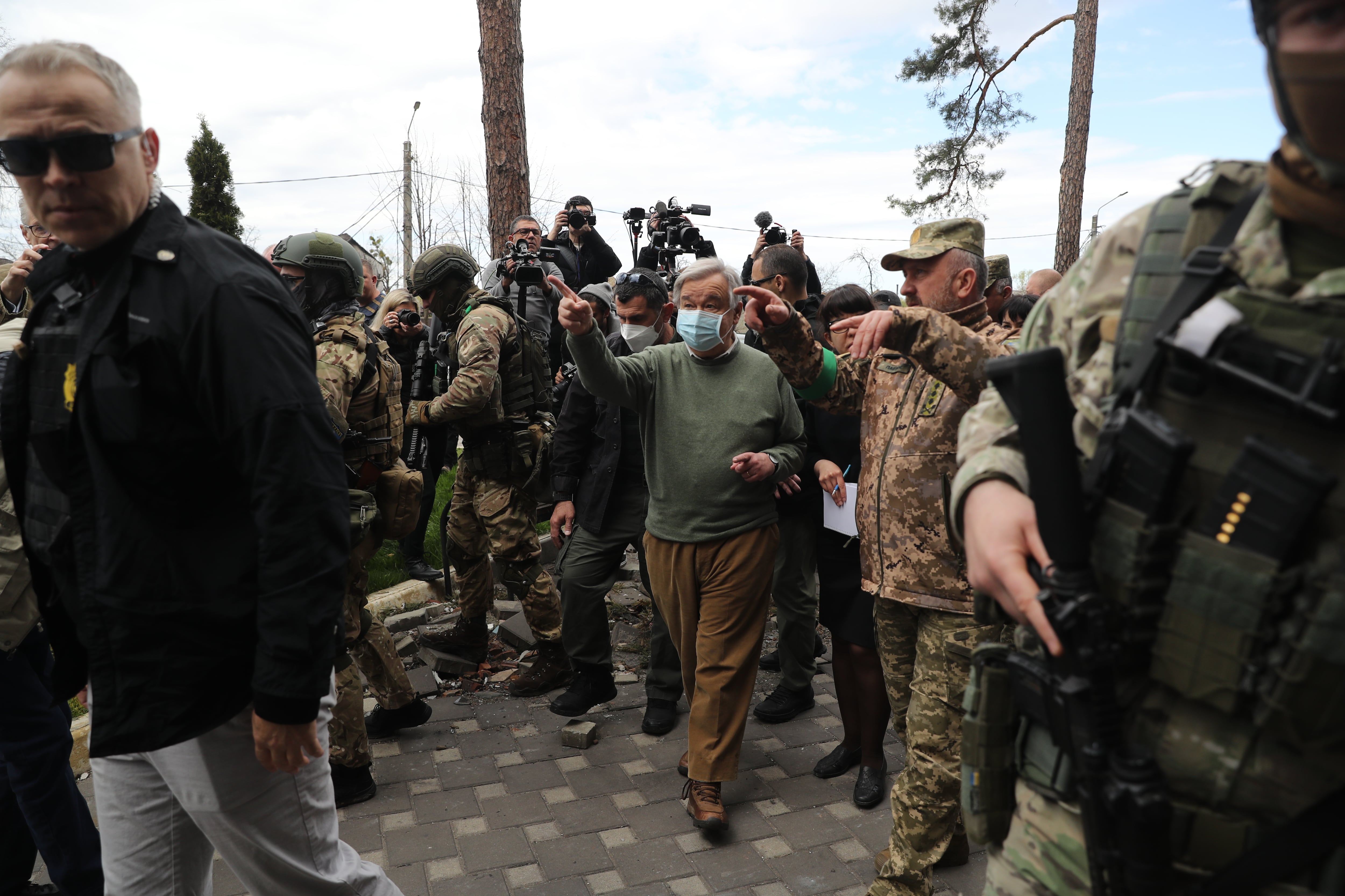 El secretario general de la ONU, António Guterres (c), en su visita a la ciudad de Borodianka en antes de la reunión que mantendrá este jueves en Kiev con el presidente de Ucrania, Volodímir Zelenski