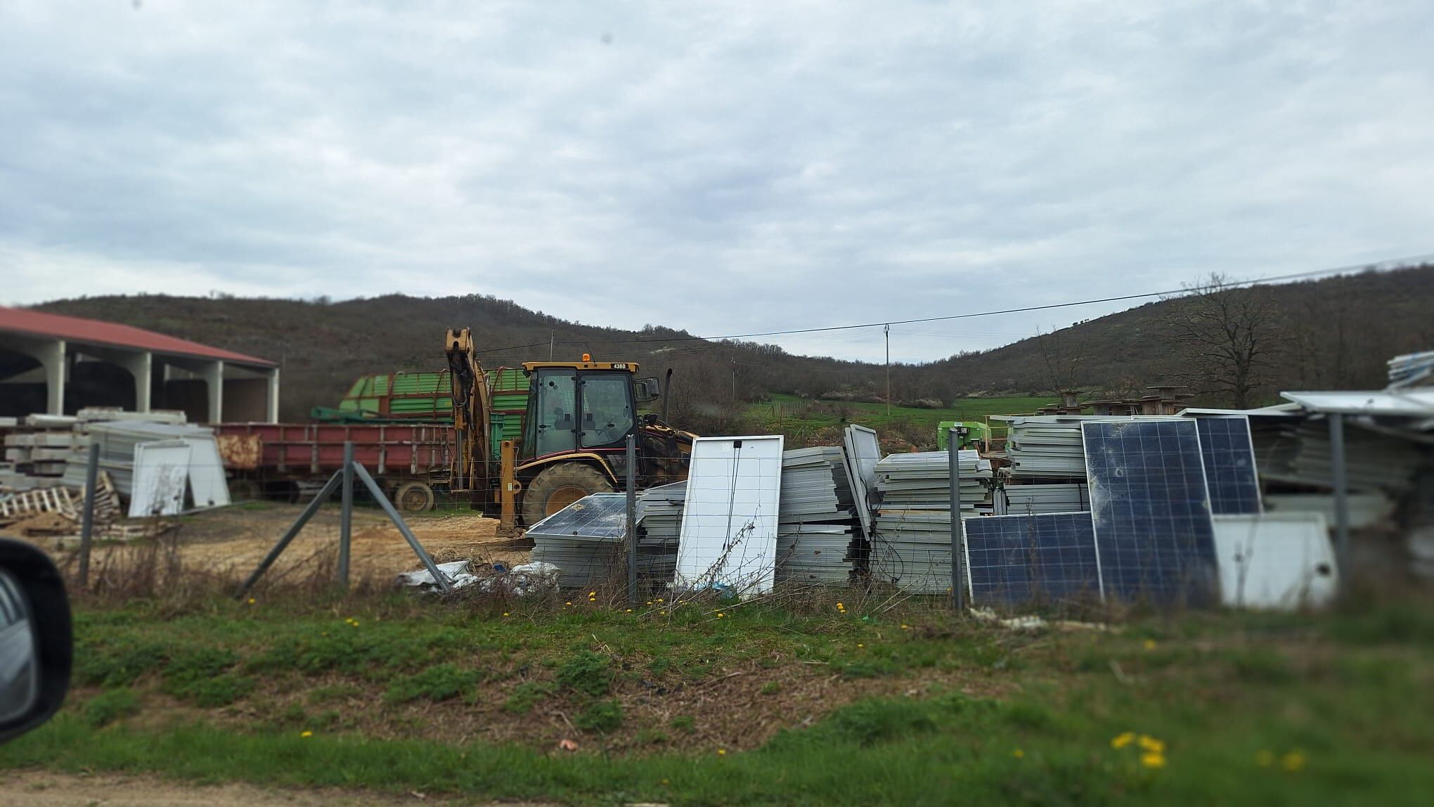 Denuncian ante la Guardia Civil el vertido de placas solares en Vallespinoso, en la Montaña Palentina