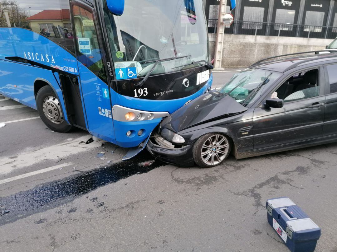 Accidente de un autobús escolar y un turismo en Cambre
